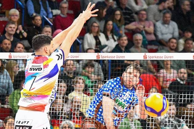 v.li.: Frixos Kotsakis (Powervolleys Düren, 7) bildet den Block, Filip John (WWK Volleys Herrsching, 6) mit dem Schmetterball, Aktion, Action, Spielszene