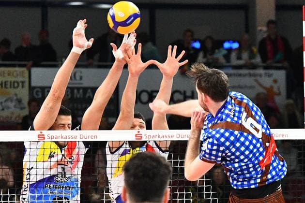 Filip John (WWK Volleys Herrsching, 6) rechts, mit einem Schmetterball gegen den Dürener Block, Aktion, Action, Spielszene