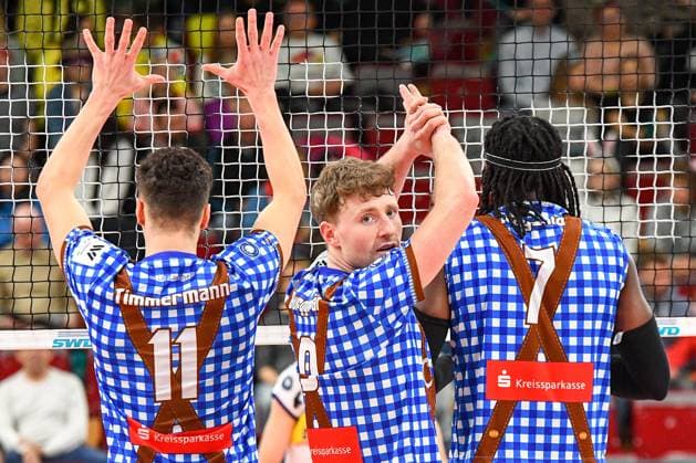 Eric Burggräf (WWK Volleys Herrsching, 9) wartet auf den Aufschlag, Aktion, Action, Spielszene