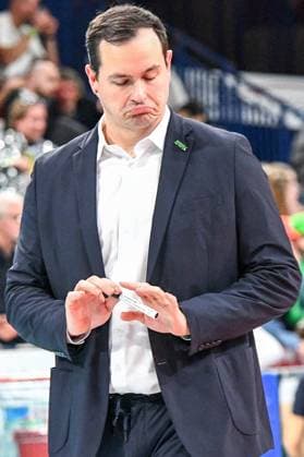 Thomas Runner (Head Coach WWK Volleys Herrsching), enttäuscht schauend, Enttäuschung, Frustration, disappointed, pessimistisch, Aktion, Action, Spielszene,