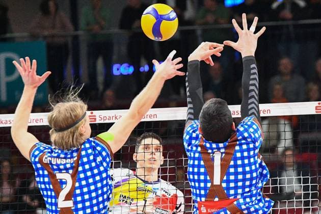 v.li.: Daniel Gruvaeus (WWK Volleys Herrsching, 2) , Demitros Mouchlias (Powervolleys Düren, 1), Djordje Ilic (WWK Volleys Herrsching, 1), Aktion, Action, Spielszene