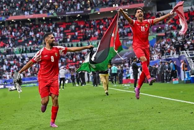 Bilder des Jahres 2024, Sport 02 Feburar Sport Themen der Woche KW05 Tajikistan v Jordan: Quarter Final - AFC Asian Cup Ali Olwan (L) and Yazan Alnaimat (R) from Jordan are celebrating their victory in the AFC Asian Cup 2023 Quarter-Final match between Tajikistan and Jordan at Ahmad Bin Ali Stadium in Al Rayyan, Qatar, on February 2, 2023. DOHA Qatar  Copyright: xNoushadxThekkayilx originalFilename:varittyakkal-tajikist240203_npHlQ.jpg
