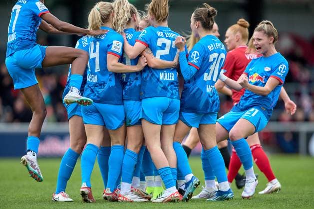 03.02.2024, GER, Frauenfußball, BL, 2023 2024, RB Leipzig - 1. FC Köln Jubel, Mannschaft, RB Leipzig, nach Tor Leipzig Trainingszentrum der Roten Bulle Sachsen Deutschland