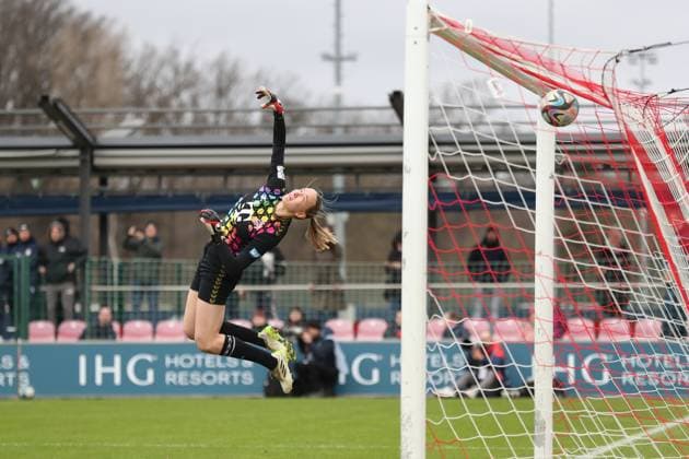 Bundesliga Frauen: RB Leipzig vs. 1. FC Köln, 03.02.24 Torwart Paula Hoppe (12, 1. FC Köln) streckt sich vergebens: Tor für RB Leipzig zum 1-0. Fussball, Google Pixel Frauen-Bundesliga, Saison 2023 2024, 12. Spieltag: RB Leipzig vs. 1. FC Köln am 03.02.24, RB-Akademie Cottaweg. DFB REGULATIONS PROHIBIT ANY USE OF PHOTOGRAPHS AS IMAGE SEQUENCES AND OR QUASI-VIDEO. Copyright: xBEAUTIFULxSPORTS JanxKaeferx