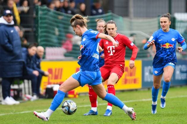 Fußball I Frauen I Saison 2023-2024 I 1. Frauen-Bundesliga I 12. Spieltag I RB Leipzig - 1. FC Köln I 03.02.2024 Julia Landenberger (21, Rasenballsport Leipzig) fängt den Pass von Dora Zeller (19, 1. FC Köln) ab, rechts Lara Marti (30, Rasenballsport Leipzig) Leipzig RB Trainingszentrum, Cottaweg 7 Sachsen Deutschland Copyright: xLobeca InesxHähnelx
