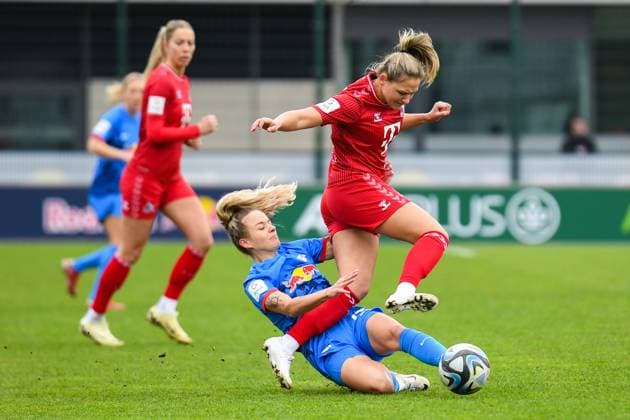 Fußball I Frauen I Saison 2023-2024 I 1. Frauen-Bundesliga I 12. Spieltag I RB Leipzig - 1. FC Köln I 03.02.2024 Foul von Jenny Hipp (19, Rasenballsport Leipzig) an Janina Hechler (28, 1. FC Köln) Leipzig RB Trainingszentrum, Cottaweg 7 Sachsen Deutschland Copyright: xLobeca InesxHähnelx
