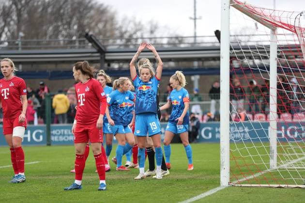 Bundesliga Frauen: RB Leipzig vs. 1. FC Köln, 03.02.24 Jenny Hipp (19, RB Leipzig) in Erwartung eines Eckballs. Fussball, Google Pixel Frauen-Bundesliga, Saison 2023 2024, 12. Spieltag: RB Leipzig vs. 1. FC Köln am 03.02.24, RB-Akademie Cottaweg. DFB REGULATIONS PROHIBIT ANY USE OF PHOTOGRAPHS AS IMAGE SEQUENCES AND OR QUASI-VIDEO. Copyright: xBEAUTIFULxSPORTS JanxKaeferx