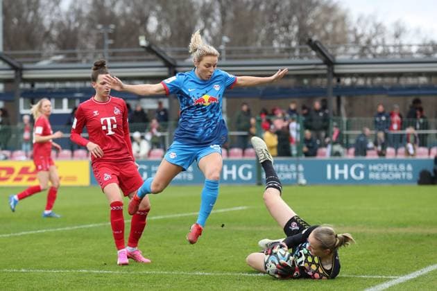 Bundesliga Frauen: RB Leipzig vs. 1. FC Köln, 03.02.24 Torwart Paula Hoppe (12, 1. FC Köln) hat den Ball vor der heranstürmenden Mimmi Larsson (14, RB Leipzig). Fussball, Google Pixel Frauen-Bundesliga, Saison 2023 2024, 12. Spieltag: RB Leipzig vs. 1. FC Köln am 03.02.24, RB-Akademie Cottaweg. DFB REGULATIONS PROHIBIT ANY USE OF PHOTOGRAPHS AS IMAGE SEQUENCES AND OR QUASI-VIDEO. Copyright: xBEAUTIFULxSPORTS JanxKaeferx