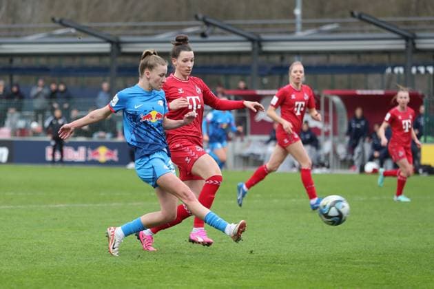 Bundesliga Frauen: RB Leipzig vs. 1. FC Köln, 03.02.24 Marlene Mueller (27, RB Leipzig) gegen Sara Agrez (4, 1. FC Köln). Fussball, Google Pixel Frauen-Bundesliga, Saison 2023 2024, 12. Spieltag: RB Leipzig vs. 1. FC Köln am 03.02.24, RB-Akademie Cottaweg. DFB REGULATIONS PROHIBIT ANY USE OF PHOTOGRAPHS AS IMAGE SEQUENCES AND OR QUASI-VIDEO. Copyright: xBEAUTIFULxSPORTS JanxKaeferx
