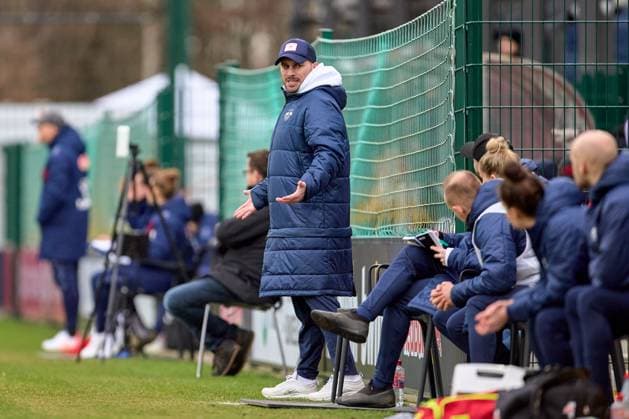 03.02.2024, GER, Frauenfußball, BL, 2023 2024, RB Leipzig - 1. FC Köln Saban Uzun (Cheftrainer RB Leipzig), blickt zu seiner Bank, etwas ratlos Leipzig Trainingszentrum der Roten Bulle Sachsen Deutschland