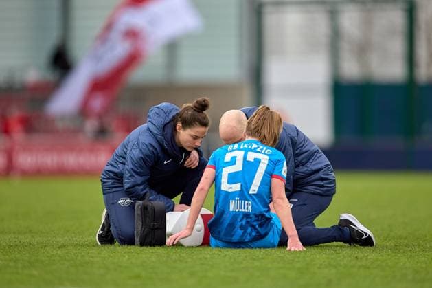 03.02.2024, GER, Frauenfußball, BL, 2023 2024, RB Leipzig - 1. FC Köln Marlene Müller (27, RB Leipzig), sitzt am Boden, Behandlung, Verletzung Leipzig Trainingszentrum der Roten Bulle Sachsen Deutschland