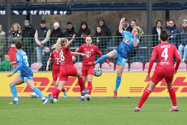 Bundesliga Frauen: RB Leipzig vs. 1. FC Köln, 03.02.24 Janina Hechler (28, 1. FC Köln) gegen Mimmi Larsson (14, RB Leipzig). Fussball, Google Pixel Frauen-Bundesliga, Saison 2023 2024, 12. Spieltag: RB Leipzig vs. 1. FC Köln am 03.02.24, RB-Akademie Cottaweg. DFB REGULATIONS PROHIBIT ANY USE OF PHOTOGRAPHS AS IMAGE SEQUENCES AND OR QUASI-VIDEO. Copyright: xBEAUTIFULxSPORTS JanxKaeferx
