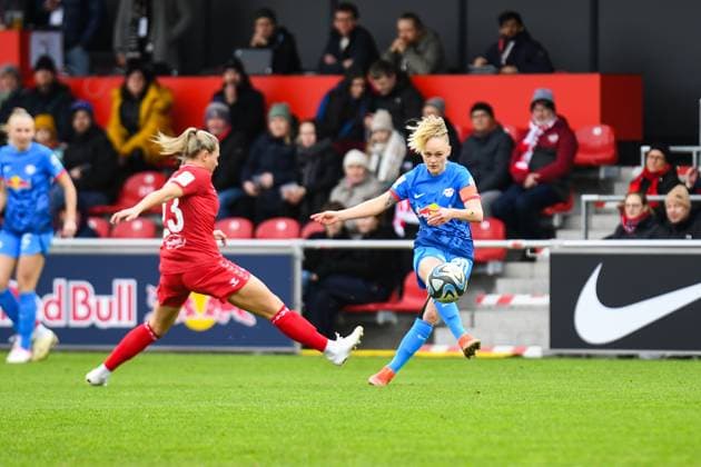 Fußball I Frauen I Saison 2023-2024 I 1. Frauen-Bundesliga I 12. Spieltag I RB Leipzig - 1. FC Köln I 03.02.2024 Victoria Krug (20, Rasenballsport Leipzig) spielt den Ball vor der heranstürmenden Marleen Schimmer (23, 1. FC Köln) zurück Leipzig RB Trainingszentrum, Cottaweg 7 Sachsen Deutschland Copyright: xLobeca InesxHähnelx