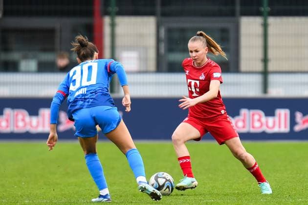 Fußball I Frauen I Saison 2023-2024 I 1. Frauen-Bundesliga I 12. Spieltag I RB Leipzig - 1. FC Köln I 03.02.2024 Duell zwischen Lara Marti (30, Rasenballsport Leipzig) und Laura Donhauser (25, 1. FC Köln) Laura Donhauser Leipzig RB Trainingszentrum, Cottaweg 7 Sachsen Deutschland Copyright: xLobeca InesxHähnelx