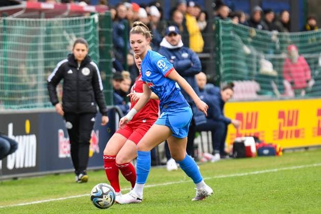 Fußball I Frauen I Saison 2023-2024 I 1. Frauen-Bundesliga I 12. Spieltag I RB Leipzig - 1. FC Köln I 03.02.2024 Julia Landenberger (21, Rasenballsport Leipzig) im Zweikampf mit Laura Vogt (8, 1. FC Köln) Leipzig RB Trainingszentrum, Cottaweg 7 Sachsen Deutschland Copyright: xLobeca InesxHähnelx