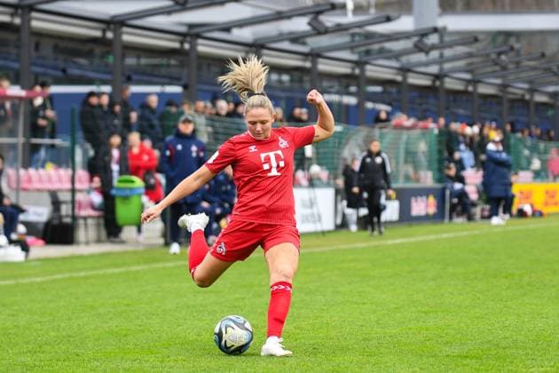 Fußball I Frauen I Saison 2023-2024 I 1. Frauen-Bundesliga I 12. Spieltag I RB Leipzig - 1. FC Köln I 03.02.2024 Marleen Schimmer (23, 1. FC Köln) mit Ball Freisteller, Nahaufnahme, Porträt, Portrait, Einzelfoto, Einzelbild, Körper Leipzig RB Trainingszentrum, Cottaweg 7 Sachsen Deutschland Copyright: xLobeca InesxHähnelx
