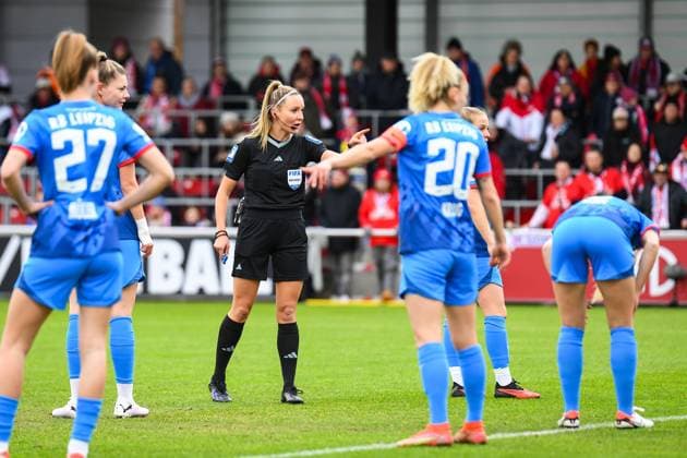 Fußball I Frauen I Saison 2023-2024 I 1. Frauen-Bundesliga I 12. Spieltag I RB Leipzig - 1. FC Köln I 03.02.2024 Schiedsrichterin Fabienne Michel sorgt für Ordnung im Strafraum Freisteller, Nahaufnahme, Porträt, Portrait, Einzelfoto, Einzelbild, Körper Leipzig RB Trainingszentrum, Cottaweg 7 Sachsen Deutschland Copyright: xLobeca InesxHähnelx
