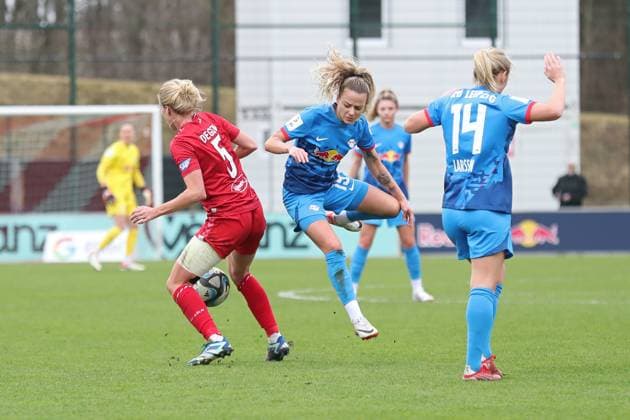 Bundesliga Frauen: RB Leipzig vs. 1. FC Köln, 03.02.24 Jenny Hipp (19, RB Leipzig) gegen Celina Degen (5, 1. FC Köln). Fussball, Google Pixel Frauen-Bundesliga, Saison 2023 2024, 12. Spieltag: RB Leipzig vs. 1. FC Köln am 03.02.24, RB-Akademie Cottaweg. DFB REGULATIONS PROHIBIT ANY USE OF PHOTOGRAPHS AS IMAGE SEQUENCES AND OR QUASI-VIDEO. Copyright: xBEAUTIFULxSPORTS JanxKaeferx