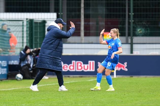 Fußball I Frauen I Saison 2023-2024 I 1. Frauen-Bundesliga I 12. Spieltag I RB Leipzig - 1. FC Köln I 03.02.2024 Saban Uzun (Trainer, Rasenballsport Leipzig) klatscht die Torschützin Vanessa Fudalle (10, Rasenballsport Leipzig) ab Leipzig RB Trainingszentrum, Cottaweg 7 Sachsen Deutschland Copyright: xLobeca InesxHähnelx