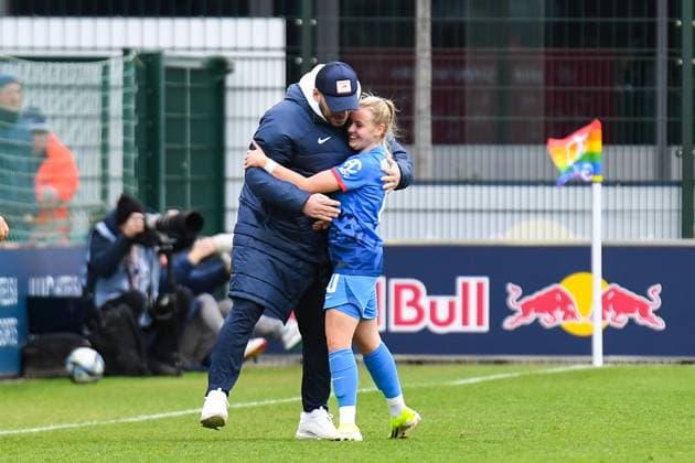 Fußball I Frauen I Saison 2023-2024 I 1. Frauen-Bundesliga I 12. Spieltag I RB Leipzig - 1. FC Köln I 03.02.2024 Glückwunsch von Saban Uzun (Trainer, Rasenballsport Leipzig) an die Torschützin Vanessa Fudalle (10, Rasenballsport Leipzig) Leipzig RB Trainingszentrum, Cottaweg 7 Sachsen Deutschland Copyright: xLobeca InesxHähnelx