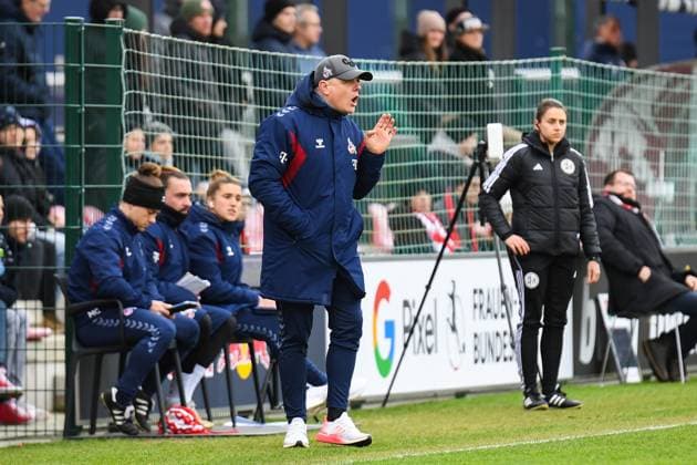 Fußball I Frauen I Saison 2023-2024 I 1. Frauen-Bundesliga I 12. Spieltag I RB Leipzig - 1. FC Köln I 03.02.2024 es läuft nicht rund in der ersten Halbzeit für Köln findet Daniel Weber (Trainer, 1. FC Köln) Leipzig RB Trainingszentrum, Cottaweg 7 Sachsen Deutschland Copyright: xLobeca InesxHähnelx