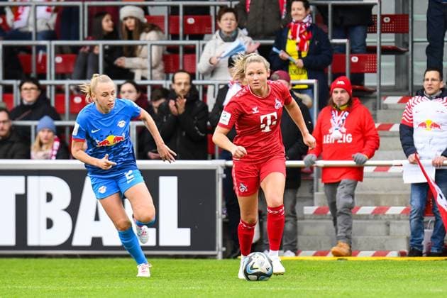 Fußball I Frauen I Saison 2023-2024 I 1. Frauen-Bundesliga I 12. Spieltag I RB Leipzig - 1. FC Köln I 03.02.2024 Frederike Kempe (2, Rasenballsport Leipzig) und Marleen Schimmer (23, 1. FC Köln) im Laufduell Leipzig RB Trainingszentrum, Cottaweg 7 Sachsen Deutschland Copyright: xLobeca InesxHähnelx
