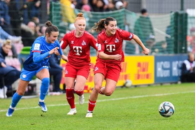 Fußball I Frauen I Saison 2023-2024 I 1. Frauen-Bundesliga I 12. Spieltag I RB Leipzig - 1. FC Köln I 03.02.2024 Carlotta Wamser (30, 1. FC Köln) stürmt mit dem Ball davon (rechts), Lara Marti (30, Rasenballsport Leipzig) (links) und Laura Vogt (8, 1. FC Köln) (mitte) Leipzig RB Trainingszentrum, Cottaweg 7 Sachsen Deutschland Copyright: xLobeca InesxHähnelx
