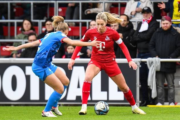 Fußball I Frauen I Saison 2023-2024 I 1. Frauen-Bundesliga I 12. Spieltag I RB Leipzig - 1. FC Köln I 03.02.2024 Frederike Kempe (2, Rasenballsport Leipzig) stellt Sharon Beck (10, 1. FC Köln) im Zweikampf Leipzig RB Trainingszentrum, Cottaweg 7 Sachsen Deutschland Copyright: xLobeca InesxHähnelx