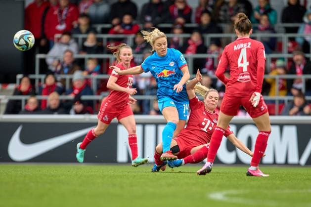 03.02.2024, GER, Frauenfußball, BL, 2023 2024, RB Leipzig - 1. FC Köln Mimmi Larsson (14, RB Leipzig), im Zweikampf, Foul Leipzig Trainingszentrum der Roten Bulle Sachsen Deutschland