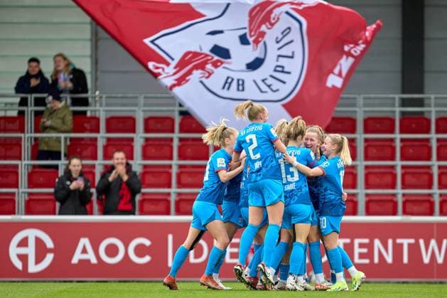 03.02.2024, GER, Frauenfußball, BL, 2023 2024, RB Leipzig - 1. FC Köln RB Leipzig, Mannschaft, Jubel nach 2:0 Leipzig Trainingszentrum der Roten Bulle Sachsen Deutschland