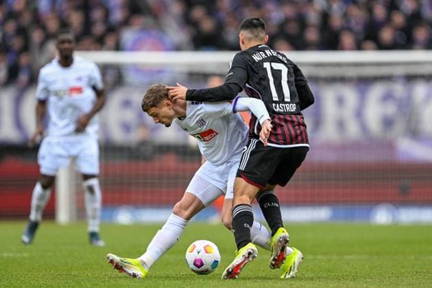 2. Bundesliga - 1. FC Nürnberg - VfL Osnabrück am 03.02.2024 im Max-Morlock-Stadion in Nürnberg MickaÃ«l Michael Cuisance (Osnabrueck) im Zweikampf gegen im Zweikampf gegen Jens Castrop (Nuernberg)