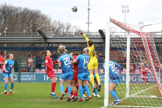Bundesliga Frauen: RB Leipzig vs. 1. FC Köln, 03.02.24 Torwart Elvira Herzog (12, RB Leipzig) boxt im Gewühl den Ball weg. Fussball, Google Pixel Frauen-Bundesliga, Saison 2023 2024, 12. Spieltag: RB Leipzig vs. 1. FC Köln am 03.02.24, RB-Akademie Cottaweg. DFB REGULATIONS PROHIBIT ANY USE OF PHOTOGRAPHS AS IMAGE SEQUENCES AND OR QUASI-VIDEO. Copyright: xBEAUTIFULxSPORTS JanxKaeferx