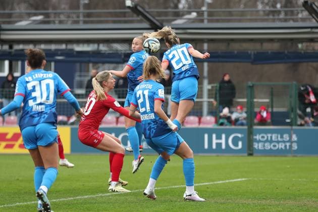 Bundesliga Frauen: RB Leipzig vs. 1. FC Köln, 03.02.24 Frederike Kempe (2, RB Leipzig) und Kapitaenin Victoria Krug (20, RB Leipzig) klären gemeinsam per Kopf. Fussball, Google Pixel Frauen-Bundesliga, Saison 2023 2024, 12. Spieltag: RB Leipzig vs. 1. FC Köln am 03.02.24, RB-Akademie Cottaweg. DFB REGULATIONS PROHIBIT ANY USE OF PHOTOGRAPHS AS IMAGE SEQUENCES AND OR QUASI-VIDEO. Copyright: xBEAUTIFULxSPORTS JanxKaeferx