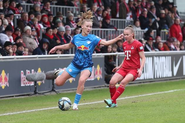 Bundesliga Frauen: RB Leipzig vs. 1. FC Köln, 03.02.24 Marlene Mueller (27, RB Leipzig) gegen Laura Donhauser (25, 1. FC Köln). Fussball, Google Pixel Frauen-Bundesliga, Saison 2023 2024, 12. Spieltag: RB Leipzig vs. 1. FC Köln am 03.02.24, RB-Akademie Cottaweg. DFB REGULATIONS PROHIBIT ANY USE OF PHOTOGRAPHS AS IMAGE SEQUENCES AND OR QUASI-VIDEO. Copyright: xBEAUTIFULxSPORTS JanxKaeferx