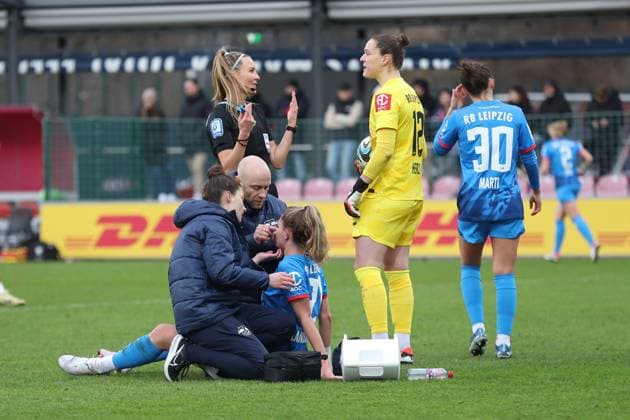 Bundesliga Frauen: RB Leipzig vs. 1. FC Köln, 03.02.24 Schiedsrichterin Fabienne Michel im Dialog mit Torwart Elvira Herzog (12, RB Leipzig), während Julia Landenberger (21, RB Leipzig) behandelt werden muss. Fussball, Google Pixel Frauen-Bundesliga, Saison 2023 2024, 12. Spieltag: RB Leipzig vs. 1. FC Köln am 03.02.24, RB-Akademie Cottaweg. DFB REGULATIONS PROHIBIT ANY USE OF PHOTOGRAPHS AS IMAGE SEQUENCES AND OR QUASI-VIDEO. Copyright: xBEAUTIFULxSPORTS JanxKaeferx