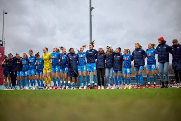 03.02.2024, GER, Frauenfußball, BL, 2023 2024, RB Leipzig - 1. FC Köln Mannschaft, RB leipzig, feiert Sieg mit Fans Leipzig Trainingszentrum der Roten Bulle Sachsen Deutschland