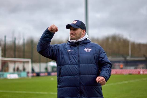 03.02.2024, GER, Frauenfußball, BL, 2023 2024, RB Leipzig - 1. FC Köln Saban Uzun (Cheftrainer RB Leipzig), ballt die Fäuste, nach Sieg Leipzig Trainingszentrum der Roten Bulle Sachsen Deutschland