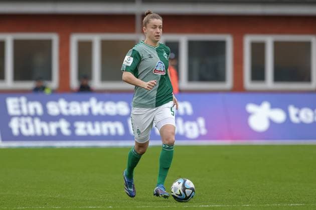 v.li.: Michelle Ulbrich (SV Werder Bremen, 5) am Ball, Freisteller, Einzelbild, Ganzkörper, Aktion, Action, Spielszene, DIE DFB-RICHTLINIEN UNTERSAGEN JEGLICHE NUTZUNG VON FOTOS ALS SEQUENZBILDER UND ODER VIDEOÄHNLICHE FOTOSTRECKEN. DFB REGULATIONS PROHIBIT ANY USE OF PHOTOGRAPHS AS IMAGE SEQUENCES AND OR QUASI-VIDEO., 03.02.2024, Bremen (Deutschland), Fussball, Google Pixel Frauen-Bundesliga, SV Werder Bremen - 1. FC Nürnberg