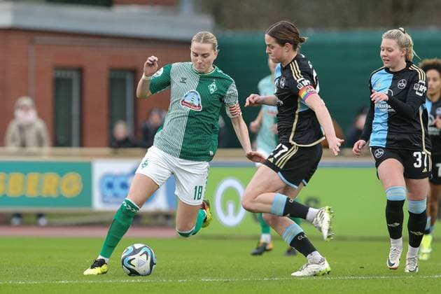 v.li.: Lina Hausicke (SV Werder Bremen, 18) und Lara Schmidt (1. FC Nürnberg, 27) im Zweikampf, Duell, Dynamik, Aktion, Action, Spielszene, DIE DFB-RICHTLINIEN UNTERSAGEN JEGLICHE NUTZUNG VON FOTOS ALS SEQUENZBILDER UND ODER VIDEOÄHNLICHE FOTOSTRECKEN. DFB REGULATIONS PROHIBIT ANY USE OF PHOTOGRAPHS AS IMAGE SEQUENCES AND OR QUASI-VIDEO., 03.02.2024, Bremen (Deutschland), Fussball, Google Pixel Frauen-Bundesliga, SV Werder Bremen - 1. FC Nürnberg