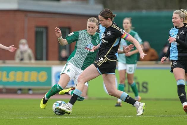 v.li.: Lina Hausicke (SV Werder Bremen, 18) und Lara Schmidt (1. FC Nürnberg, 27) im Zweikampf, Duell, Dynamik, Aktion, Action, Spielszene, DIE DFB-RICHTLINIEN UNTERSAGEN JEGLICHE NUTZUNG VON FOTOS ALS SEQUENZBILDER UND ODER VIDEOÄHNLICHE FOTOSTRECKEN. DFB REGULATIONS PROHIBIT ANY USE OF PHOTOGRAPHS AS IMAGE SEQUENCES AND OR QUASI-VIDEO., 03.02.2024, Bremen (Deutschland), Fussball, Google Pixel Frauen-Bundesliga, SV Werder Bremen - 1. FC Nürnberg