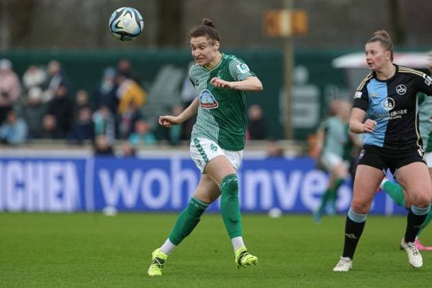 v.li.: Sophie Weidauer (SV Werder Bremen, 9) am Ball, Einzelbild, Ganzkörper, Aktion, Action, Spielszene, DIE DFB-RICHTLINIEN UNTERSAGEN JEGLICHE NUTZUNG VON FOTOS ALS SEQUENZBILDER UND ODER VIDEOÄHNLICHE FOTOSTRECKEN. DFB REGULATIONS PROHIBIT ANY USE OF PHOTOGRAPHS AS IMAGE SEQUENCES AND OR QUASI-VIDEO., 03.02.2024, Bremen (Deutschland), Fussball, Google Pixel Frauen-Bundesliga, SV Werder Bremen - 1. FC Nürnberg