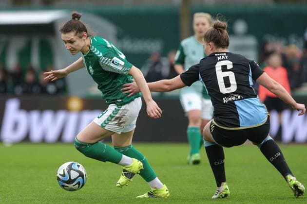 v.li.: Sophie Weidauer (SV Werder Bremen, 9) und Jessica May (1. FC Nürnberg, 6) im Zweikampf, Duell, Dynamik, Aktion, Action, Spielszene, DIE DFB-RICHTLINIEN UNTERSAGEN JEGLICHE NUTZUNG VON FOTOS ALS SEQUENZBILDER UND ODER VIDEOÄHNLICHE FOTOSTRECKEN. DFB REGULATIONS PROHIBIT ANY USE OF PHOTOGRAPHS AS IMAGE SEQUENCES AND OR QUASI-VIDEO., 03.02.2024, Bremen (Deutschland), Fussball, Google Pixel Frauen-Bundesliga, SV Werder Bremen - 1. FC Nürnberg