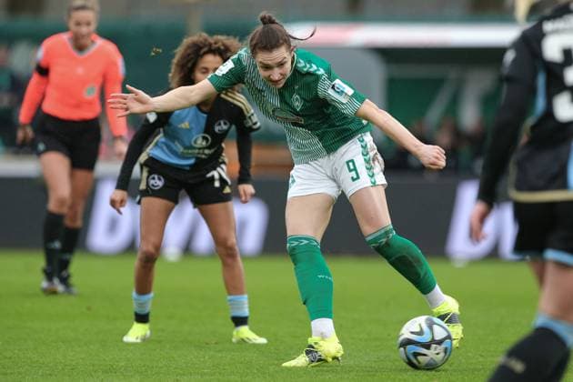 v.li.: Sophie Weidauer (SV Werder Bremen, 9) am Ball, Einzelbild, Ganzkörper, Aktion, Action, Spielszene, DIE DFB-RICHTLINIEN UNTERSAGEN JEGLICHE NUTZUNG VON FOTOS ALS SEQUENZBILDER UND ODER VIDEOÄHNLICHE FOTOSTRECKEN. DFB REGULATIONS PROHIBIT ANY USE OF PHOTOGRAPHS AS IMAGE SEQUENCES AND OR QUASI-VIDEO., 03.02.2024, Bremen (Deutschland), Fussball, Google Pixel Frauen-Bundesliga, SV Werder Bremen - 1. FC Nürnberg