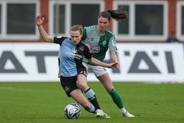 Sport Bilder des Tages v.li.: Nastassja Lein (1. FC Nürnberg, 24) und Chiara Hahn (SV Werder Bremen, 21) im Zweikampf, Duell, Dynamik, Aktion, Action, Spielszene, DIE DFB-RICHTLINIEN UNTERSAGEN JEGLICHE NUTZUNG VON FOTOS ALS SEQUENZBILDER UND ODER VIDEOÄHNLICHE FOTOSTRECKEN. DFB REGULATIONS PROHIBIT ANY USE OF PHOTOGRAPHS AS IMAGE SEQUENCES AND OR QUASI-VIDEO., 03.02.2024, Bremen (Deutschland), Fussball, Google Pixel Frauen-Bundesliga, SV Werder Bremen - 1. FC Nürnberg