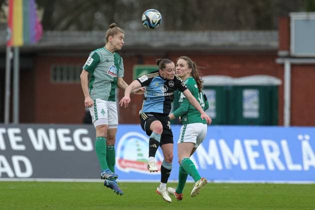 v.li.: Michelle Ulbrich (SV Werder Bremen, 5), Vanessa Haim (1. FC Nürnberg, 19) und Michaela Brandenburg (SV Werder Bremen, 14) im Zweikampf, Duell, Dynamik, Aktion, Action, Spielszene, DIE DFB-RICHTLINIEN UNTERSAGEN JEGLICHE NUTZUNG VON FOTOS ALS SEQUENZBILDER UND ODER VIDEOÄHNLICHE FOTOSTRECKEN. DFB REGULATIONS PROHIBIT ANY USE OF PHOTOGRAPHS AS IMAGE SEQUENCES AND OR QUASI-VIDEO., 03.02.2024, Bremen (Deutschland), Fussball, Google Pixel Frauen-Bundesliga, SV Werder Bremen - 1. FC Nürnberg