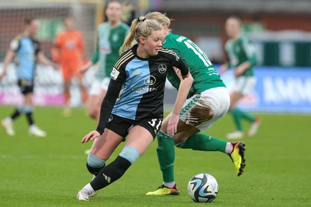 v.li.: Selma Magnusdottir (1. FC Nürnberg, 37) am Ball, Einzelbild, Ganzkörper, Aktion, Action, Spielszene, DIE DFB-RICHTLINIEN UNTERSAGEN JEGLICHE NUTZUNG VON FOTOS ALS SEQUENZBILDER UND ODER VIDEOÄHNLICHE FOTOSTRECKEN. DFB REGULATIONS PROHIBIT ANY USE OF PHOTOGRAPHS AS IMAGE SEQUENCES AND OR QUASI-VIDEO., 03.02.2024, Bremen (Deutschland), Fussball, Google Pixel Frauen-Bundesliga, SV Werder Bremen - 1. FC Nürnberg