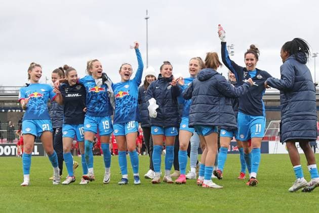 Bundesliga Frauen: RB Leipzig vs. 1. FC Köln, 03.02.24 RB Leipzig feiert den lang ersehnte Sieg. Fussball, Google Pixel Frauen-Bundesliga, Saison 2023 2024, 12. Spieltag: RB Leipzig vs. 1. FC Köln am 03.02.24, RB-Akademie Cottaweg. DFB REGULATIONS PROHIBIT ANY USE OF PHOTOGRAPHS AS IMAGE SEQUENCES AND OR QUASI-VIDEO. Copyright: xBEAUTIFULxSPORTS JanxKaeferx