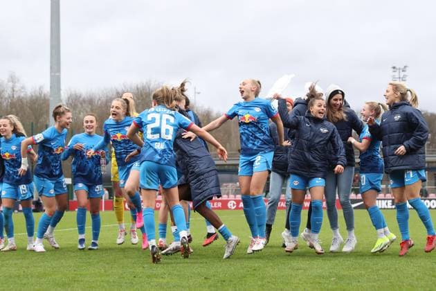 Bundesliga Frauen: RB Leipzig vs. 1. FC Köln, 03.02.24 RB Leipzig feiert den lang ersehnte Sieg. Fussball, Google Pixel Frauen-Bundesliga, Saison 2023 2024, 12. Spieltag: RB Leipzig vs. 1. FC Köln am 03.02.24, RB-Akademie Cottaweg. DFB REGULATIONS PROHIBIT ANY USE OF PHOTOGRAPHS AS IMAGE SEQUENCES AND OR QUASI-VIDEO. Copyright: xBEAUTIFULxSPORTS JanxKaeferx