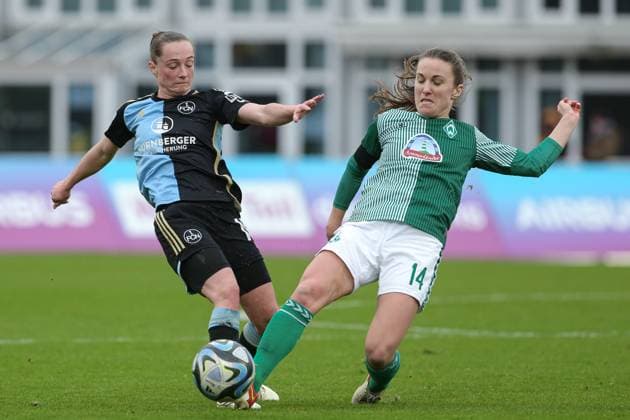 v.li.: Vanessa Haim (1. FC Nürnberg, 19) und Michaela Brandenburg (SV Werder Bremen, 14) im Zweikampf, Duell, Dynamik, Aktion, Action, Spielszene, DIE DFB-RICHTLINIEN UNTERSAGEN JEGLICHE NUTZUNG VON FOTOS ALS SEQUENZBILDER UND ODER VIDEOÄHNLICHE FOTOSTRECKEN. DFB REGULATIONS PROHIBIT ANY USE OF PHOTOGRAPHS AS IMAGE SEQUENCES AND OR QUASI-VIDEO., 03.02.2024, Bremen (Deutschland), Fussball, Google Pixel Frauen-Bundesliga, SV Werder Bremen - 1. FC Nürnberg