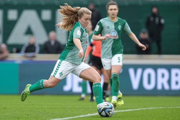 v.li.: Ricarda Walkling (SV Werder Bremen, 13) beim Torschuss, schießt auf das Tor, am Ball, Aktion, Action, Spielszene,, DIE DFB-RICHTLINIEN UNTERSAGEN JEGLICHE NUTZUNG VON FOTOS ALS SEQUENZBILDER UND ODER VIDEOÄHNLICHE FOTOSTRECKEN. DFB REGULATIONS PROHIBIT ANY USE OF PHOTOGRAPHS AS IMAGE SEQUENCES AND OR QUASI-VIDEO., 03.02.2024, Bremen (Deutschland), Fussball, Google Pixel Frauen-Bundesliga, SV Werder Bremen - 1. FC Nürnberg
